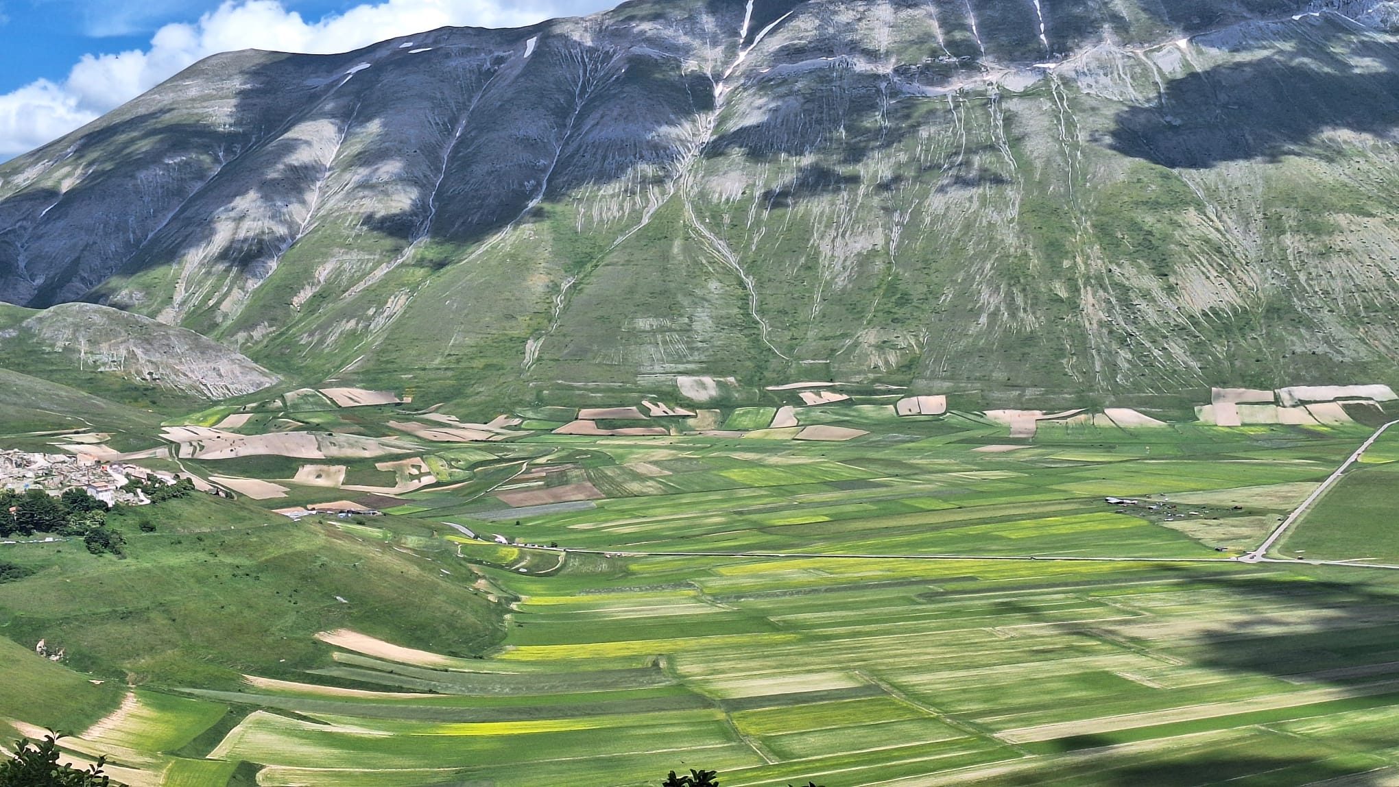 Borgo di Castelluccio di Norcia visto dal Pian Grande — 13 giugno 2026